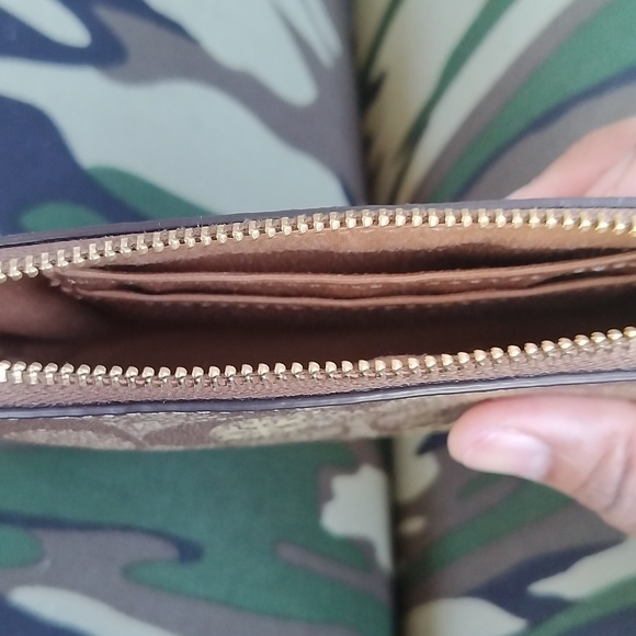 Coach wristlets snowflakes ❄️❄️❄️ - Picture 4 of 10